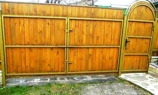 Распашные ворота с калиткой для дачи Распашные ворота с калиткой для дачи